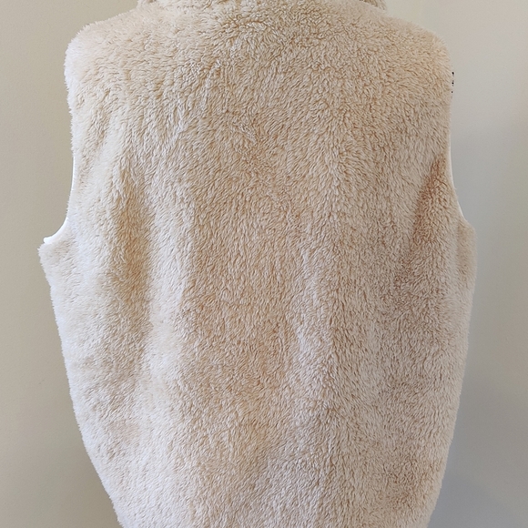 Fuzzy Fleece Vest - Picture 3 of 7